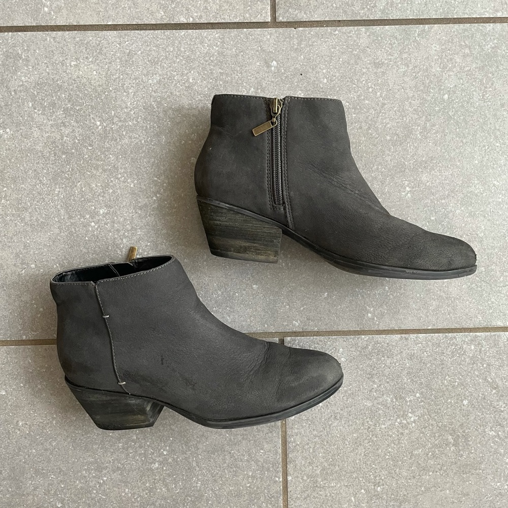 Clarks booties size 8 blue suede
